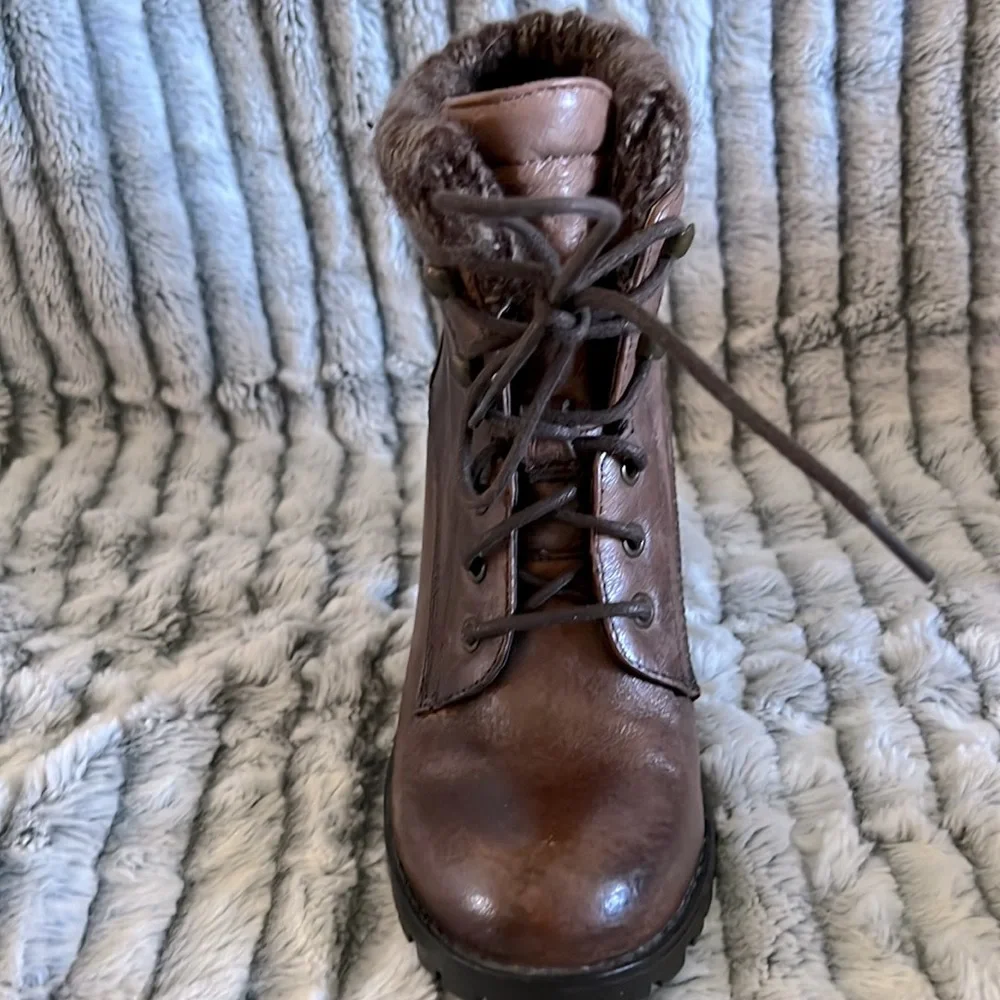 Steve Madden chunky heeled booties! Size 7M. Great condition! - Picture 2 of 5